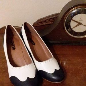 Royal Vintage (American Duchess) Peggy Spectator pumps